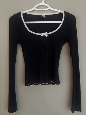 H&M black coquette ribbed long sleeve top w/ white bow